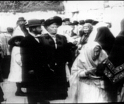 מהסרט First Film of Palestine, 1911. הילדה ומשה רוזנברג אצל הכותל המערבי הילדה ומשה רוזנברג
