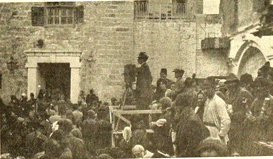 בהסרטת "מהאבוס עד לצלב", כנסיית הקבר, הצלם ג'ורג' הוליסטר, מחכה לתהלוכת האש הקדושה. “The Moving Picture World”, April-June 1912, p. 1119 כנסיית הקבר