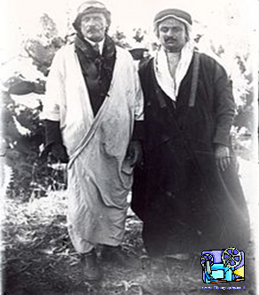 ראשון משמאל: "הגיבור" אברהם שפירא, "שיודע להתעטף יפה בטלית ערבית",1921. לידו השייך אבו-קישק. אברהם שפירא